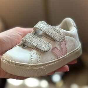 Veja Kids Sneakers in Cream and Pink